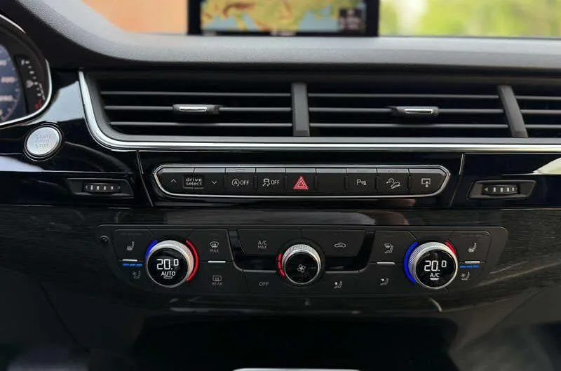 Audi Q7 - фото 12