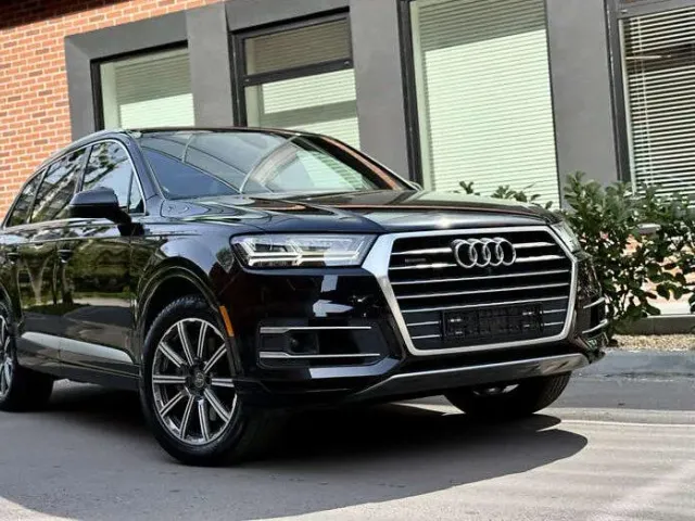 Audi Q7 - фото 1