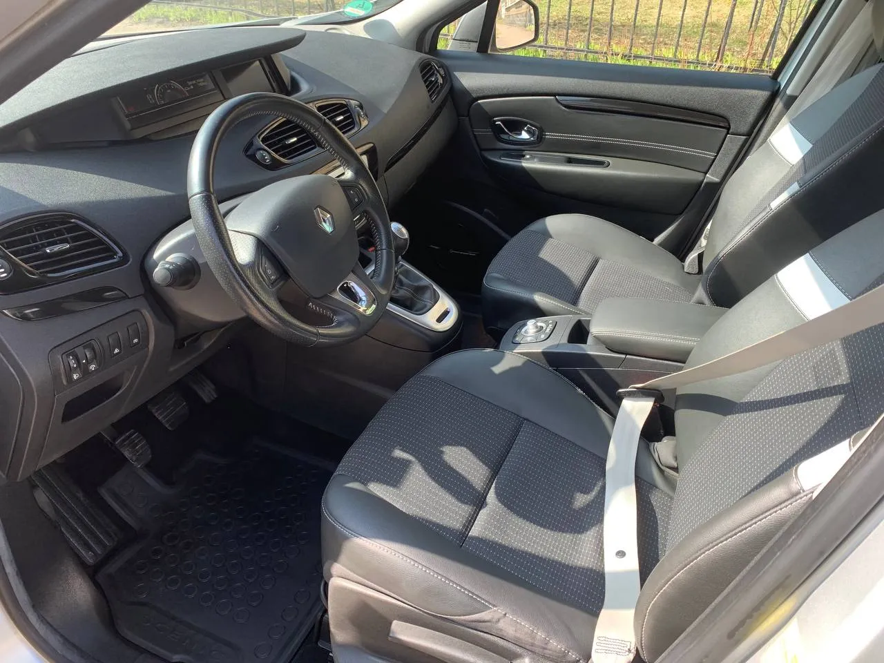 Renault Scenic - фото 10