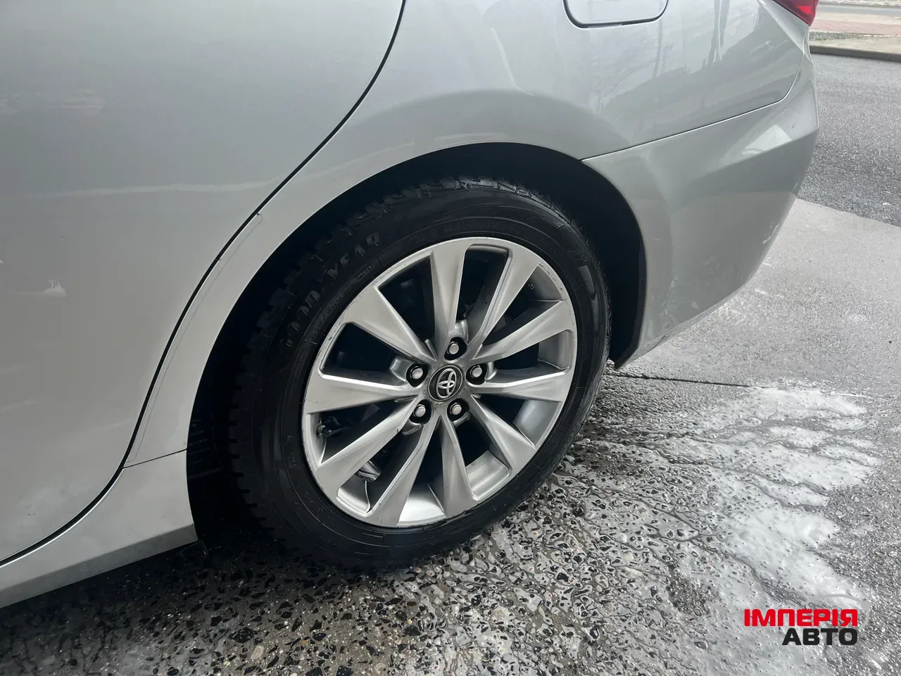 Toyota Camry - фото 2