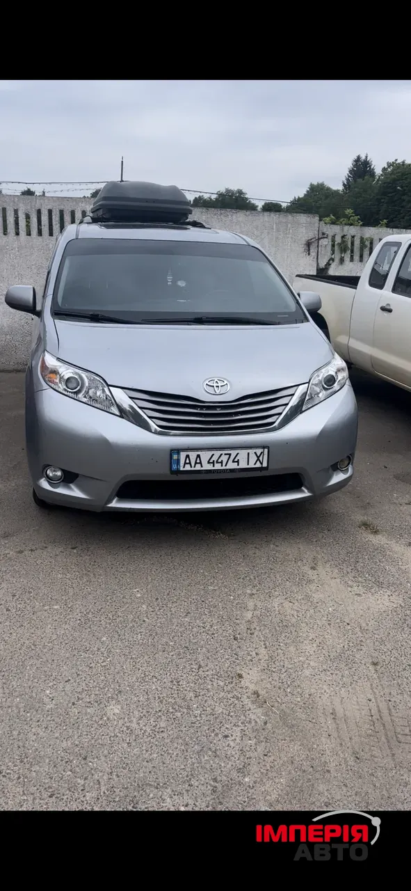 Toyota Sienna - фото 2