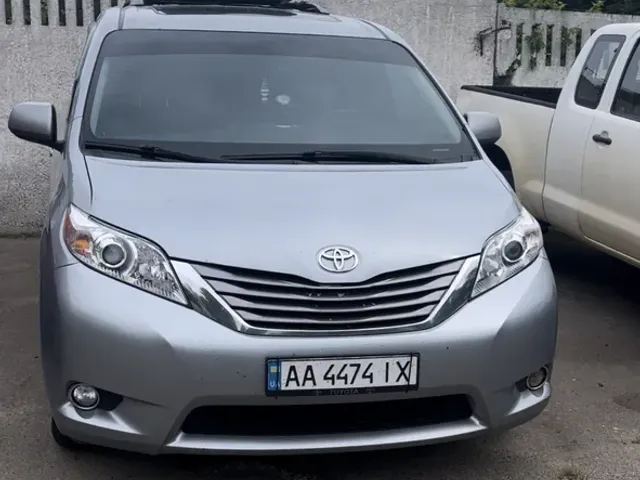 Toyota Sienna - фото 2