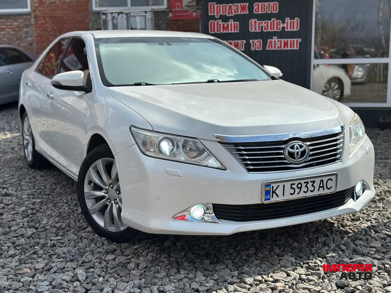 Toyota Camry - фото 1