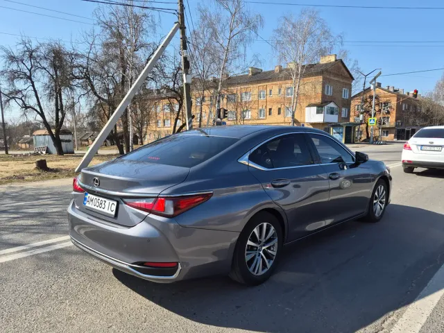 Lexus ES - фото 1