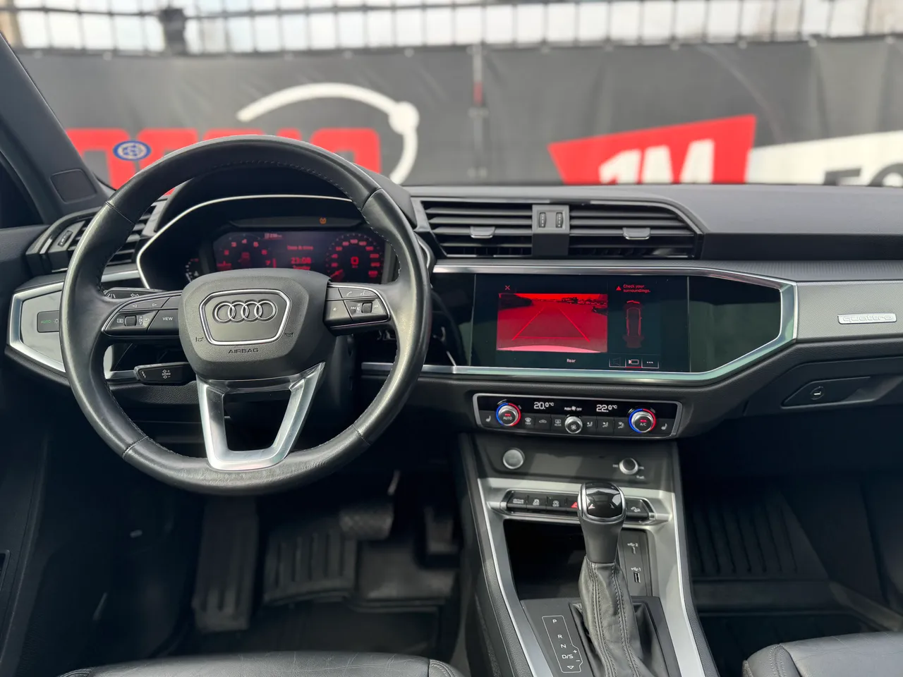 Audi Q3 - фото 12