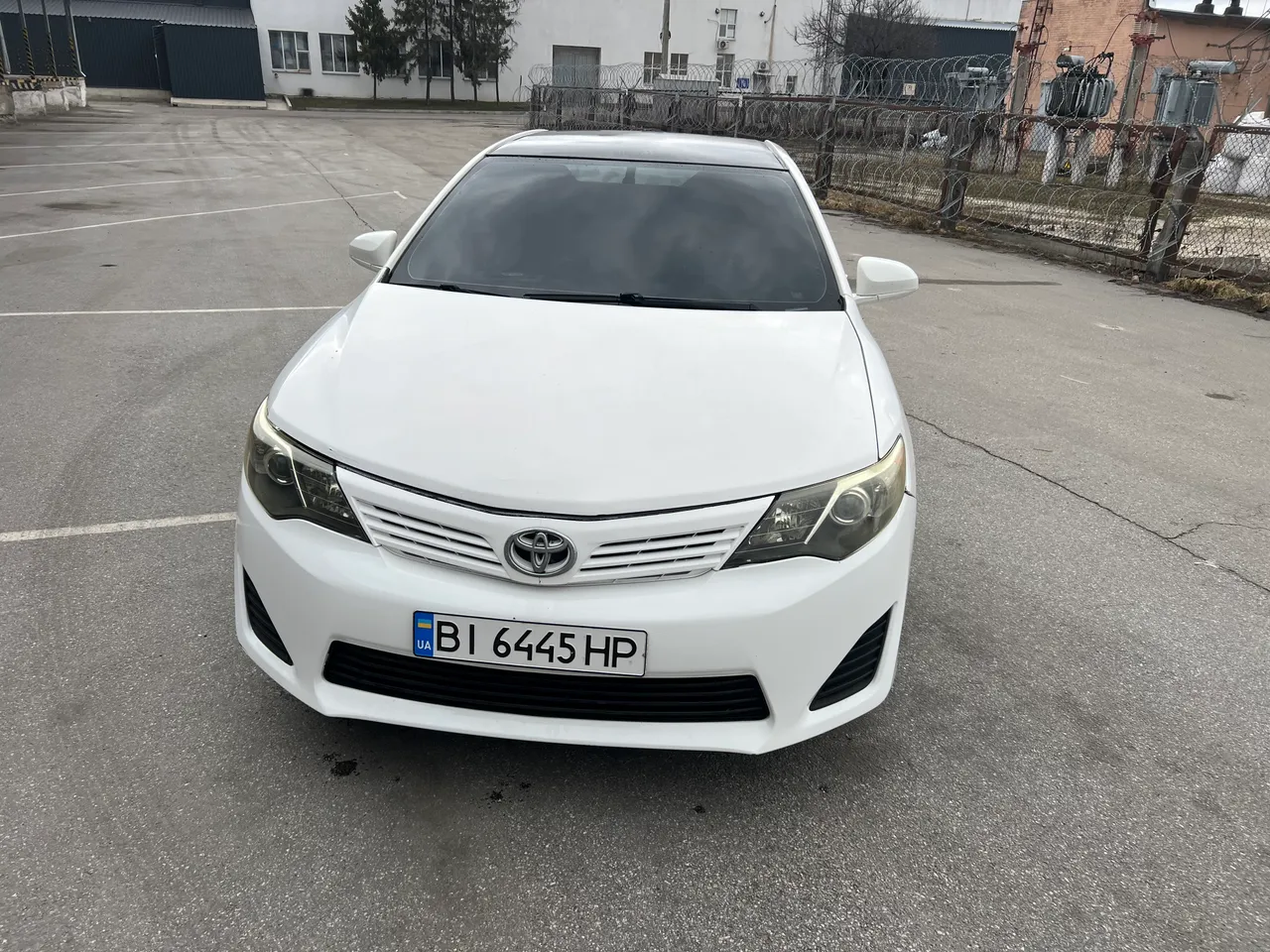 Toyota Camry - фото 1