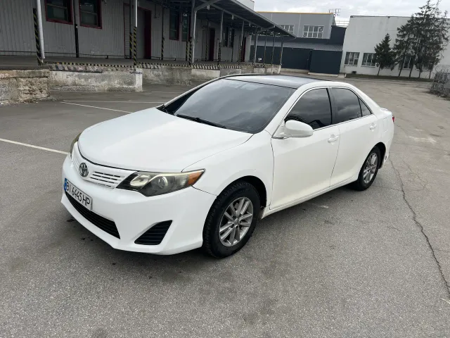 Toyota Camry - фото 2