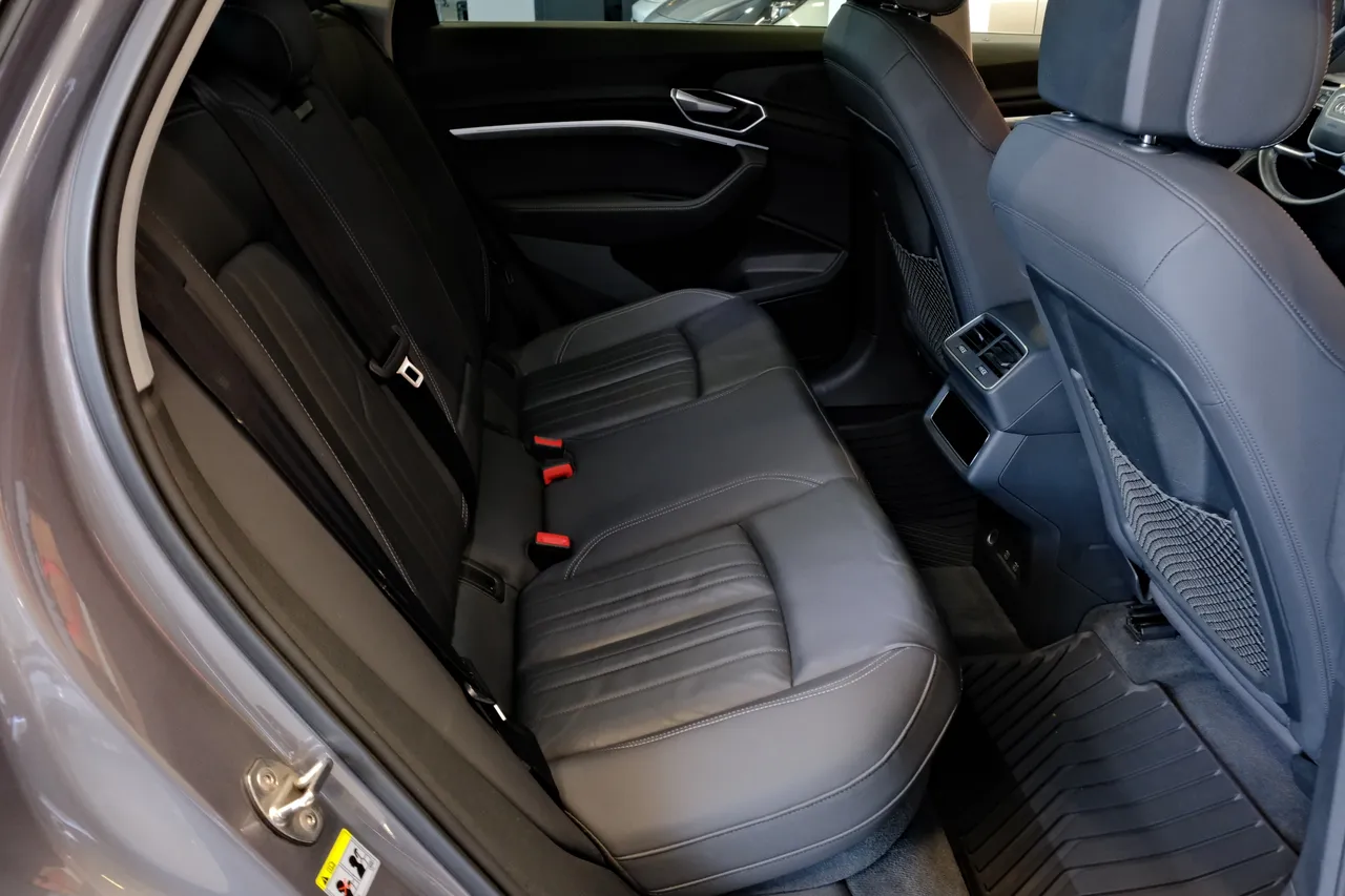 Audi e-tron - фото 9