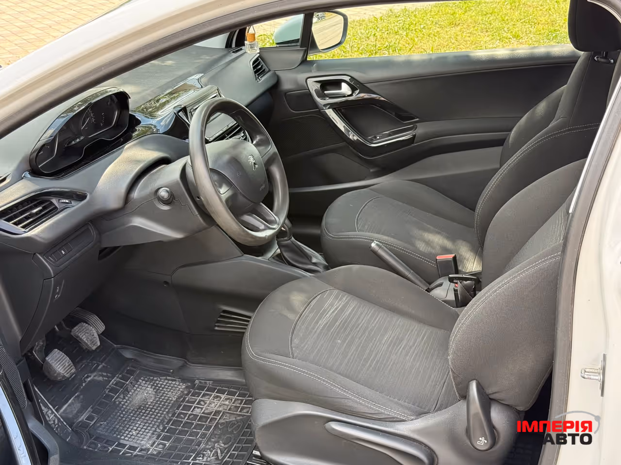 Peugeot 208 - фото 10