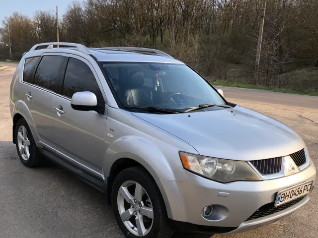 Mitsubishi Outlander - фото 1
