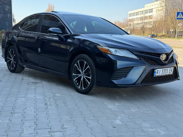 Toyota Camry - фото 1