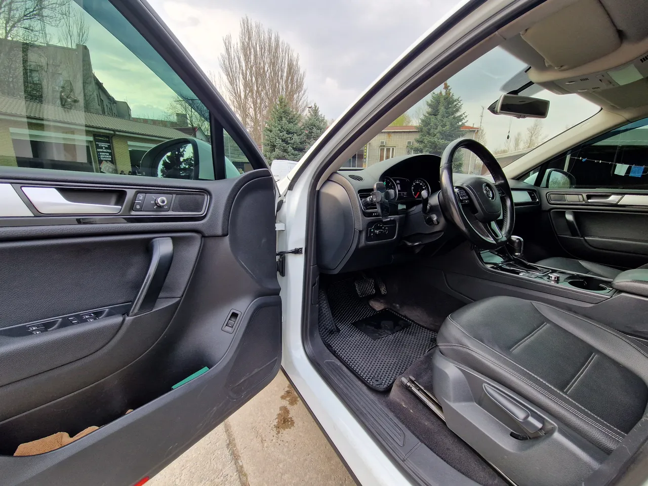 Volkswagen Touareg - фото 12