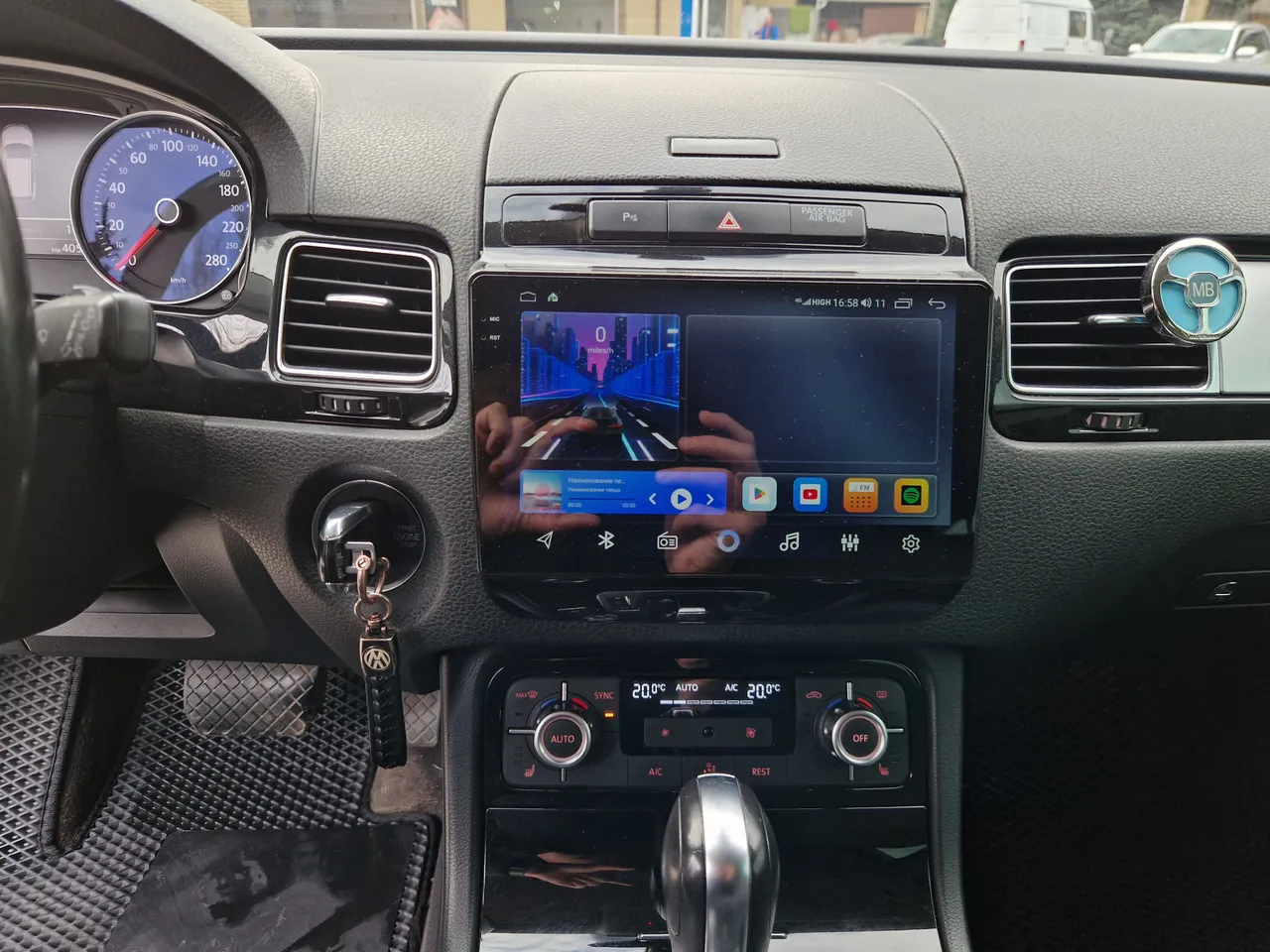 Volkswagen Touareg - фото 16