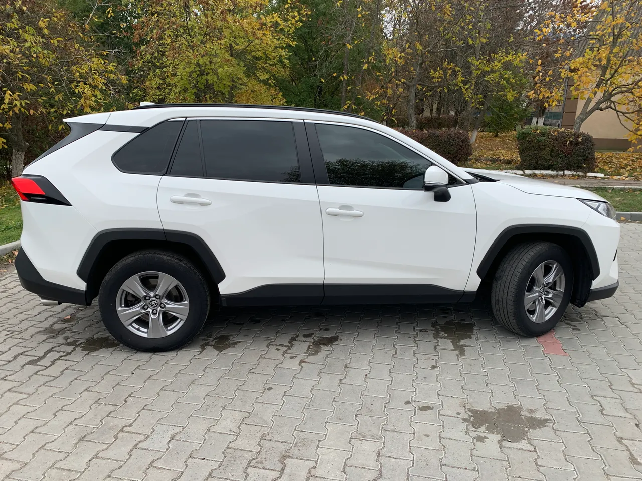 Toyota RAV4 - фото 2