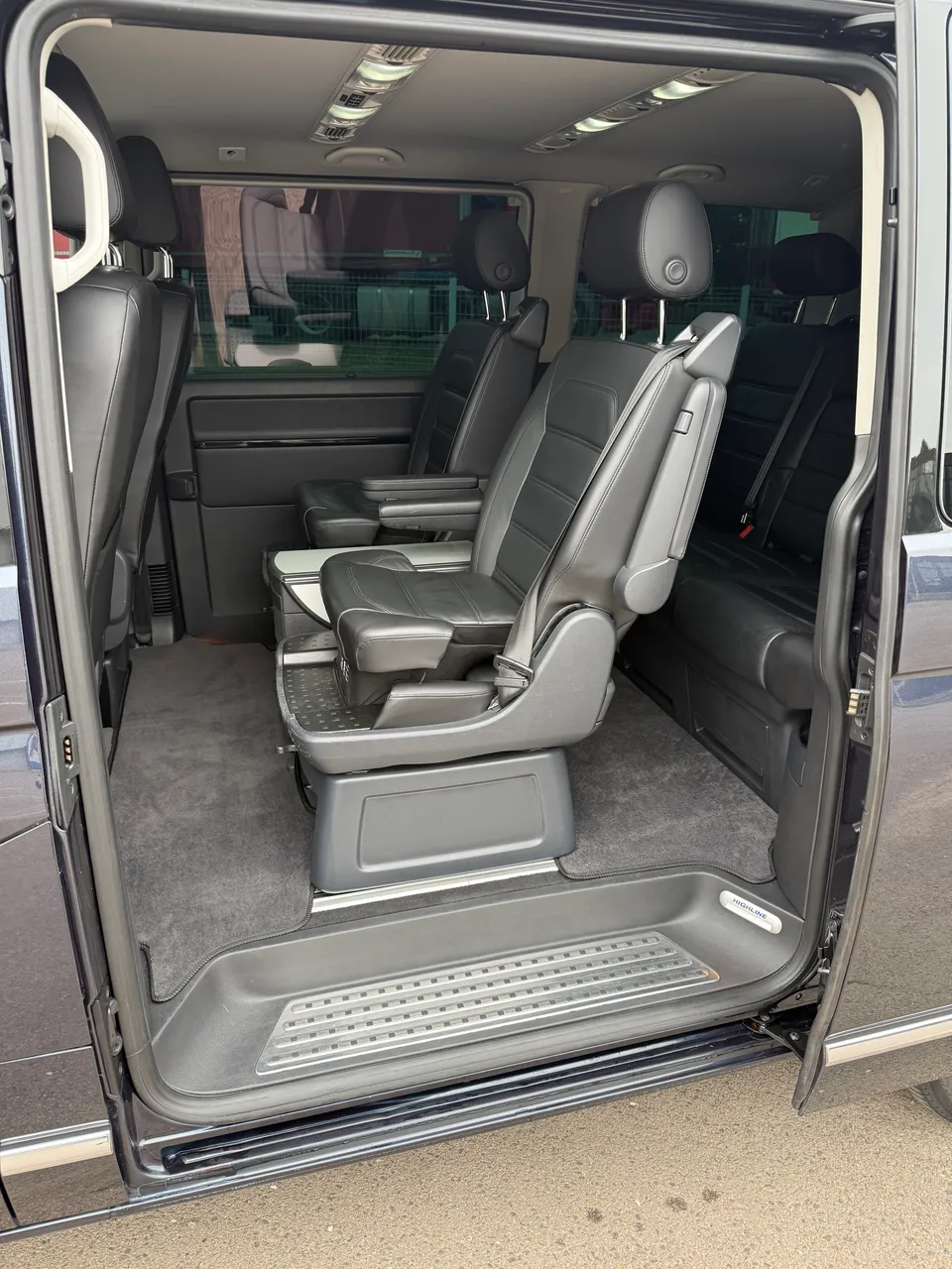 Volkswagen Multivan - фото 32