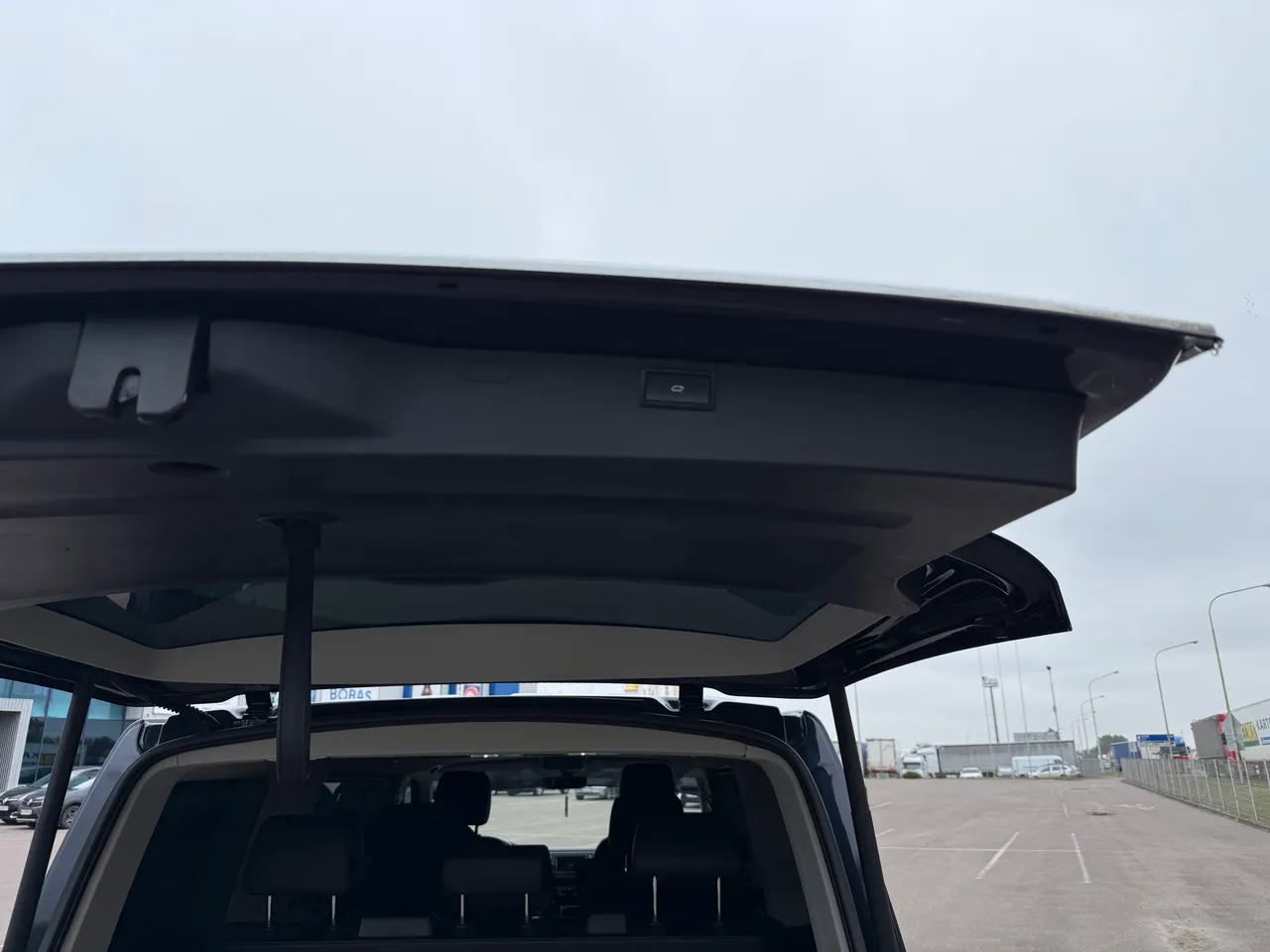 Volkswagen Multivan - фото 24