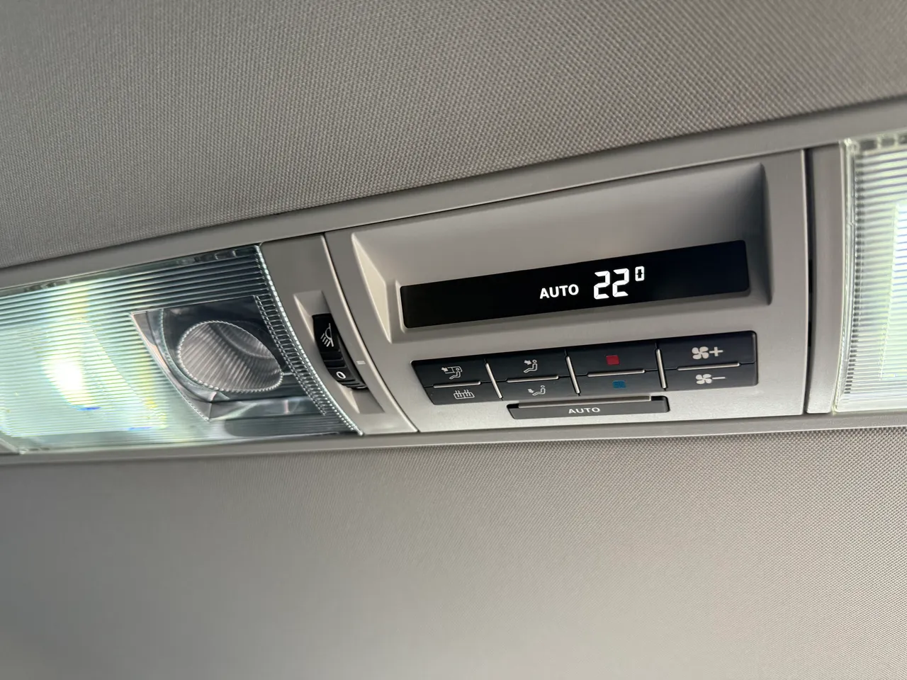 Volkswagen Multivan - фото 15