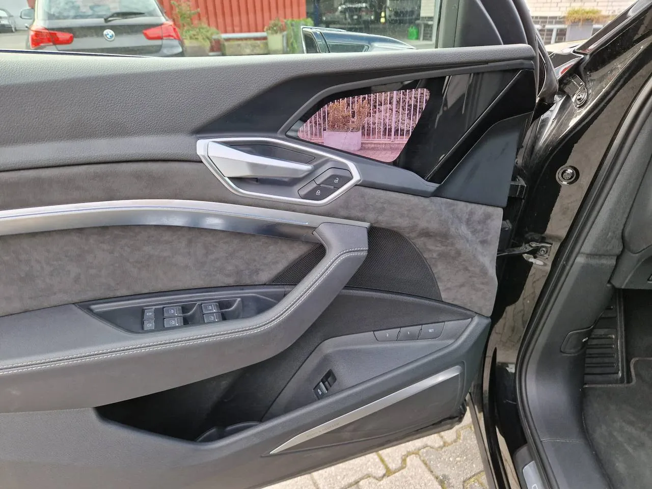 Audi e-tron - фото 10