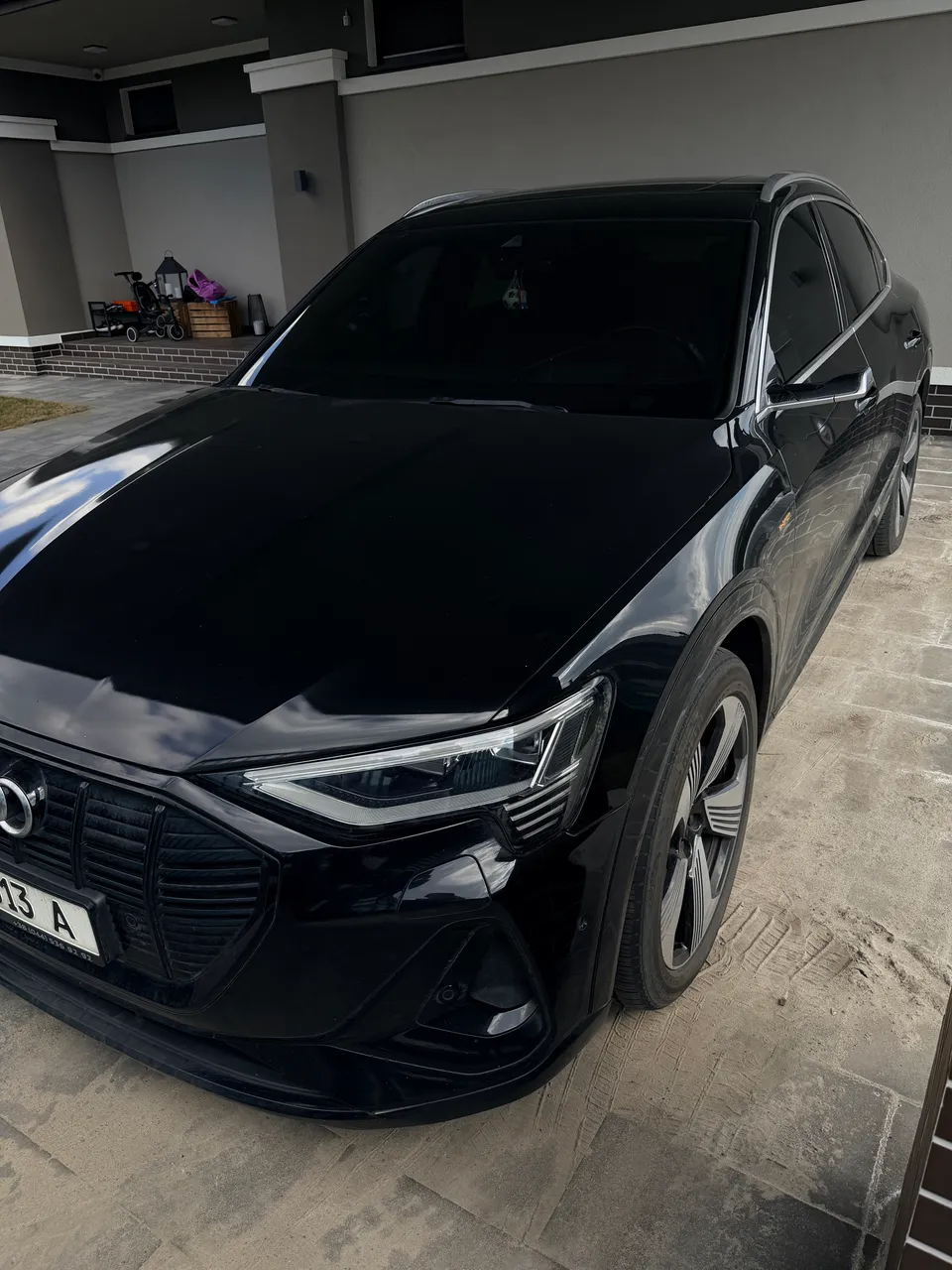 Audi e-tron - фото 1