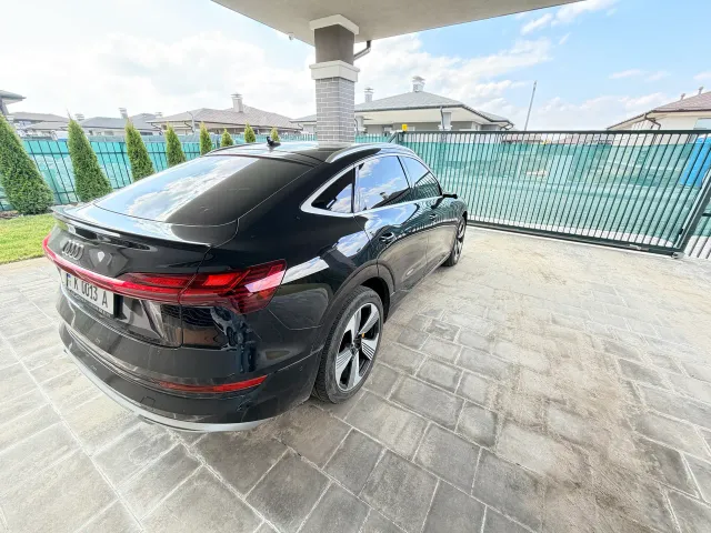 Audi e-tron - фото 4