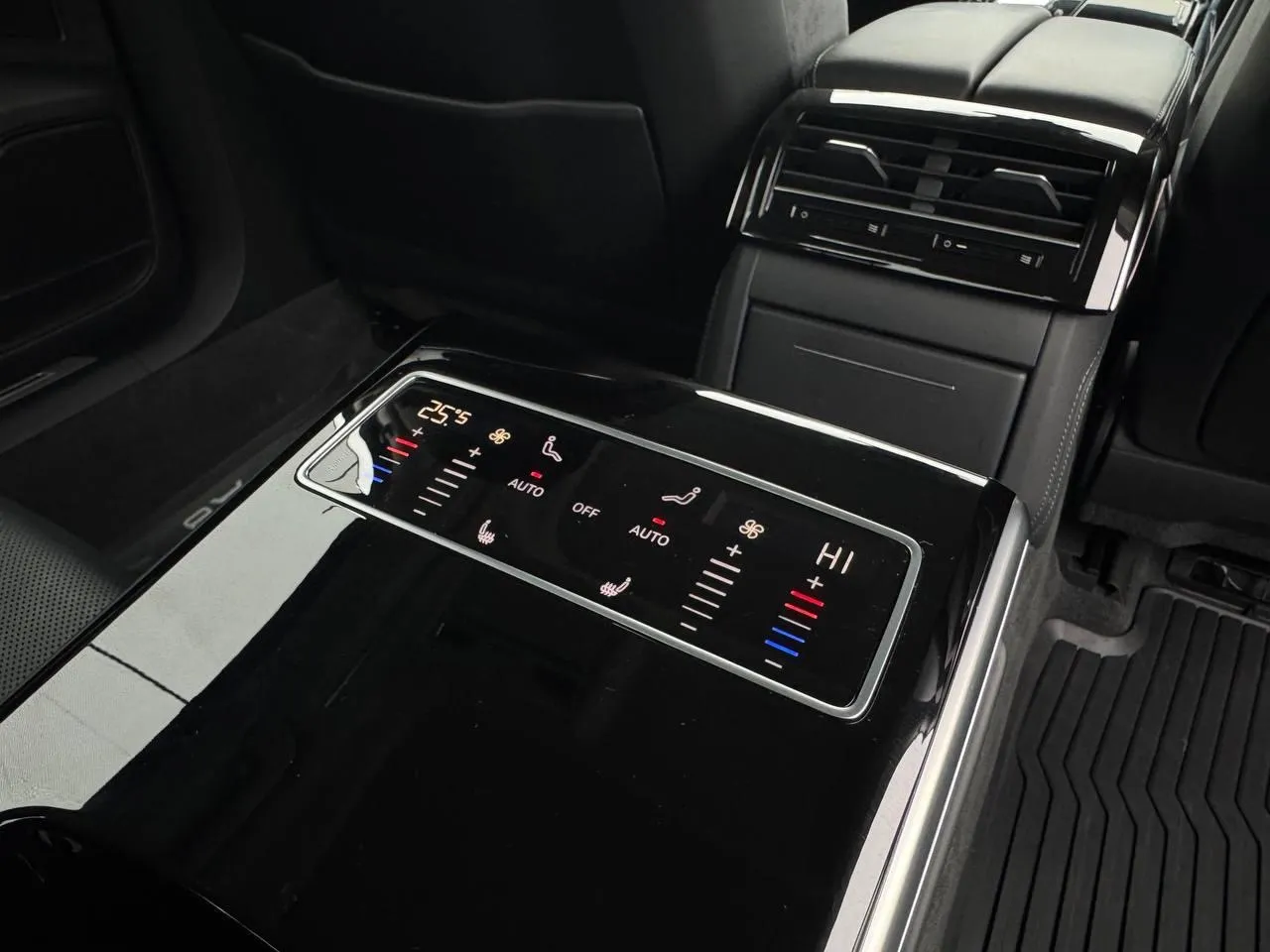 Audi S8 - фото 16