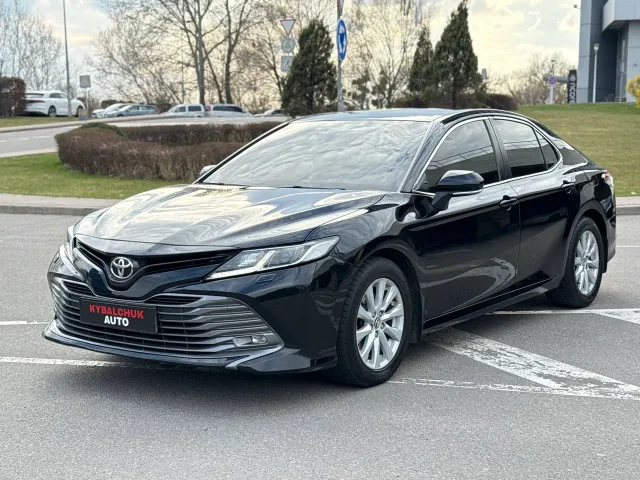 Toyota Camry - фото 1