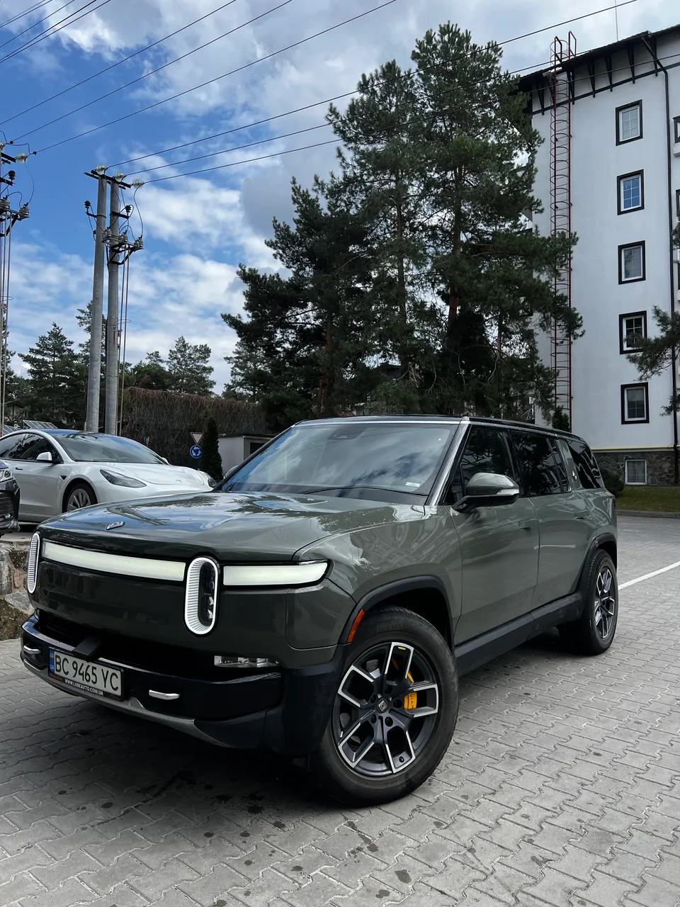 Rivian R1S - фото 1