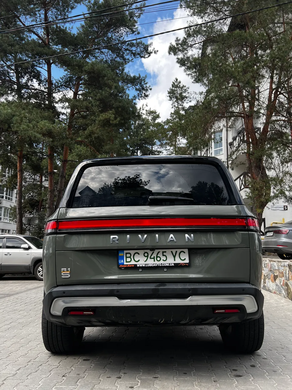 Rivian R1S - фото 4