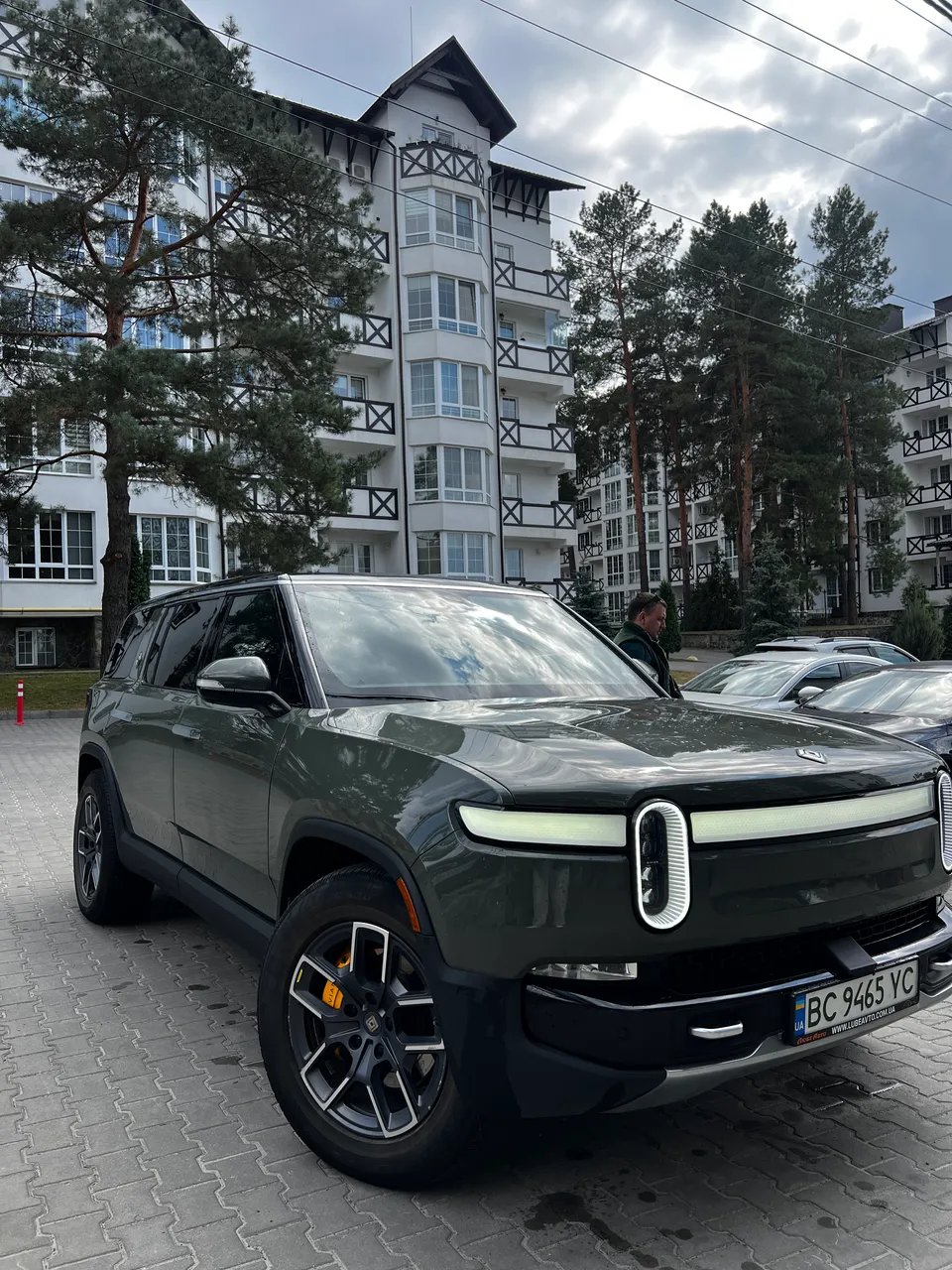 Rivian R1S - фото 2
