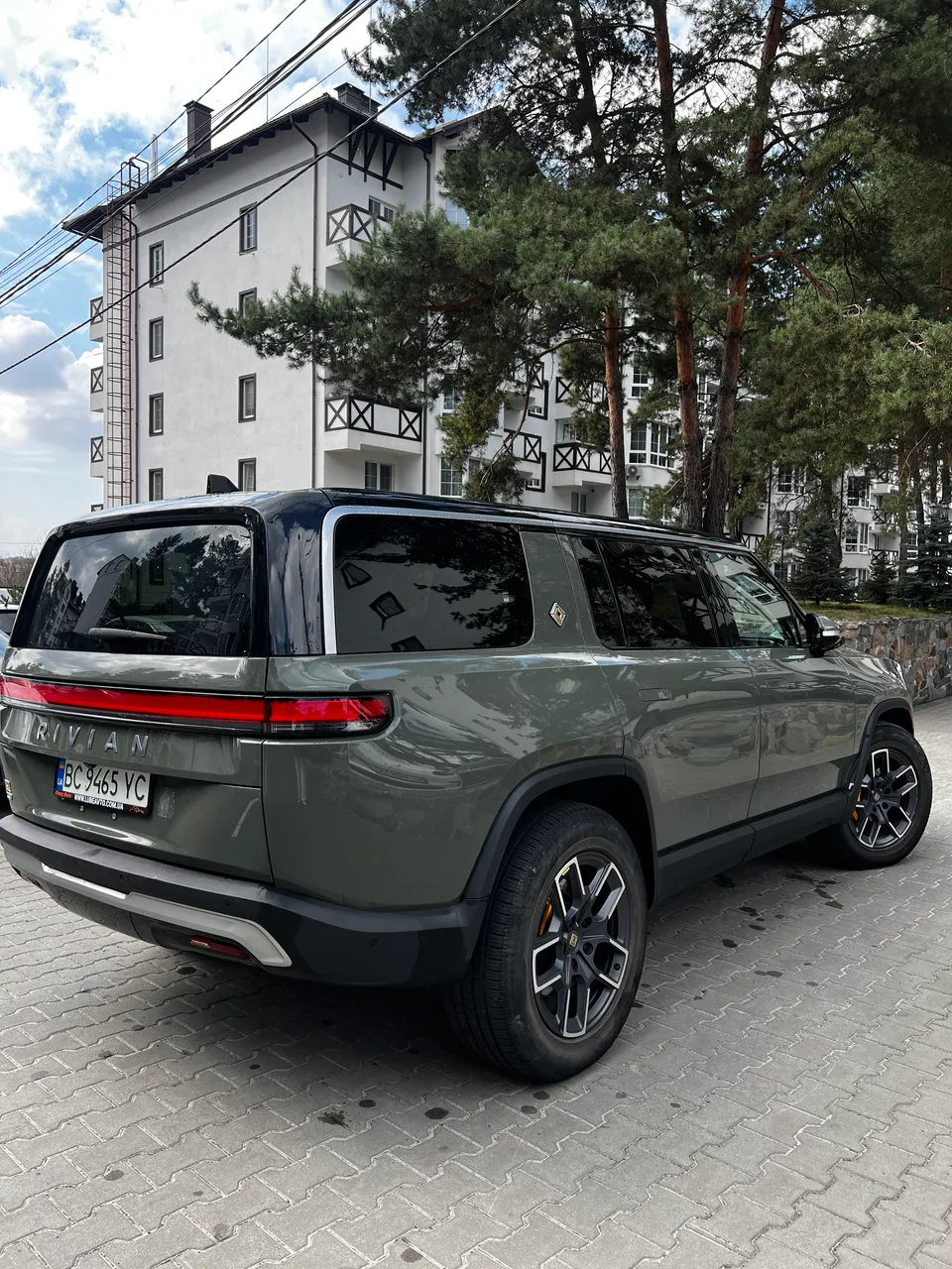 Rivian R1S - фото 3