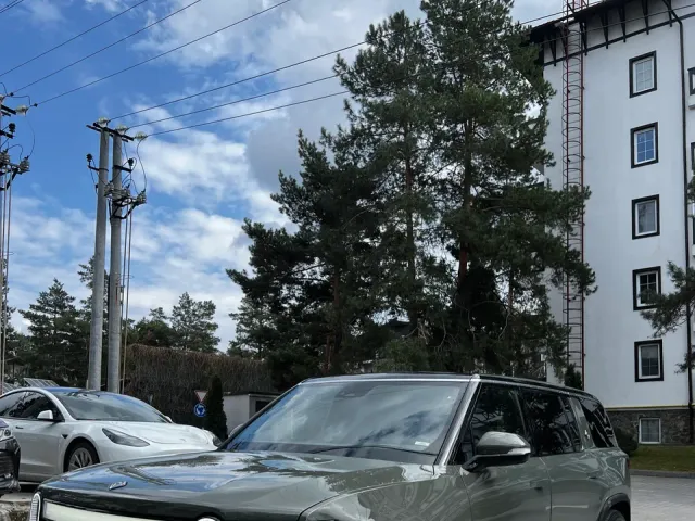 Rivian R1S - фото 1