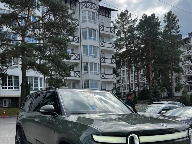 Rivian R1S - фото 2