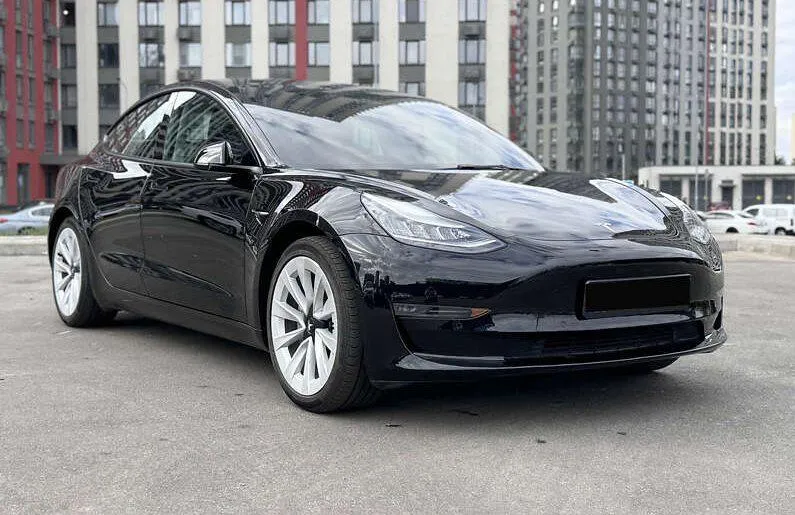 Tesla Model 3 - фото 1