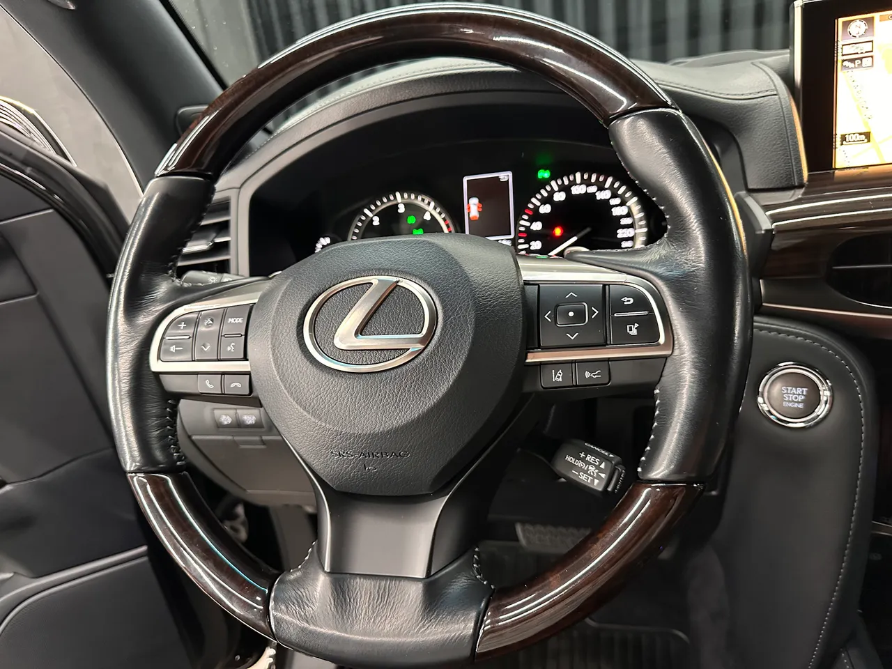 Lexus LX - фото 12