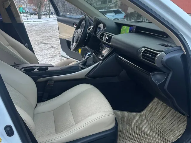 Lexus IS - фото 4