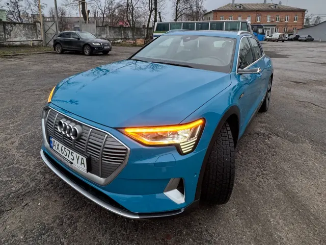 Audi e-tron - фото 1