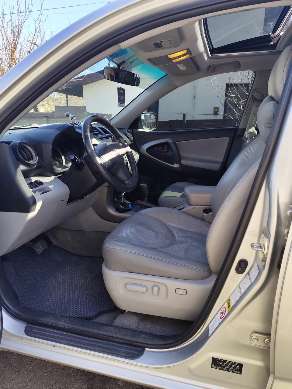 Toyota RAV4 - фото 4