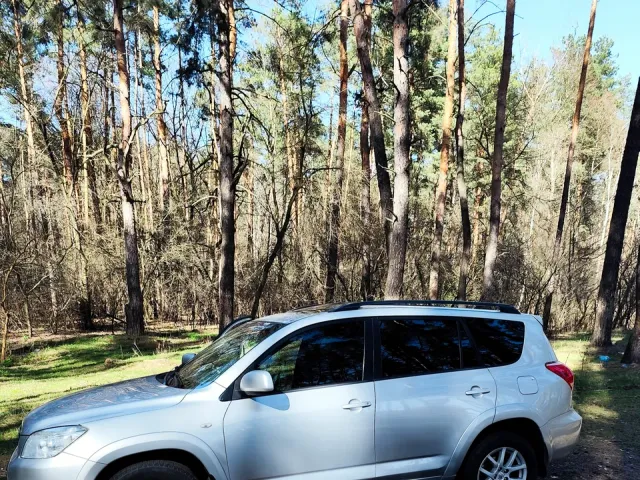 Toyota RAV4 - фото 1