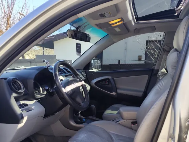 Toyota RAV4 - фото 4