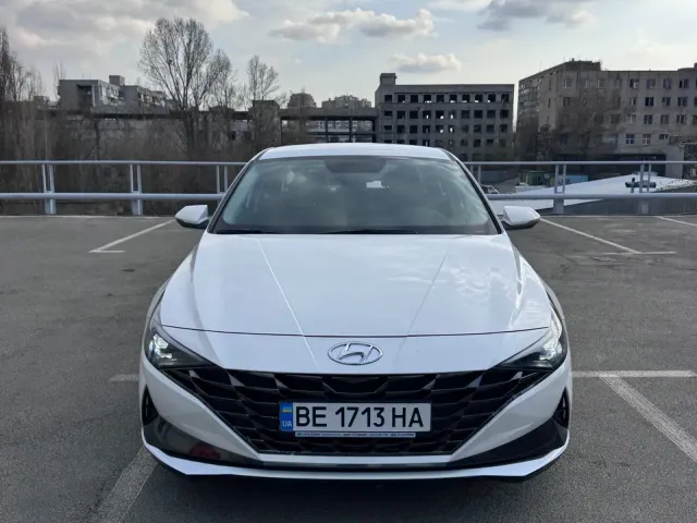 Hyundai Elantra - фото 1