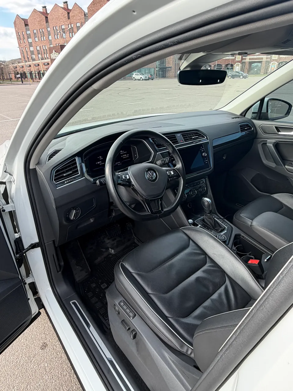 Volkswagen Tiguan - фото 9