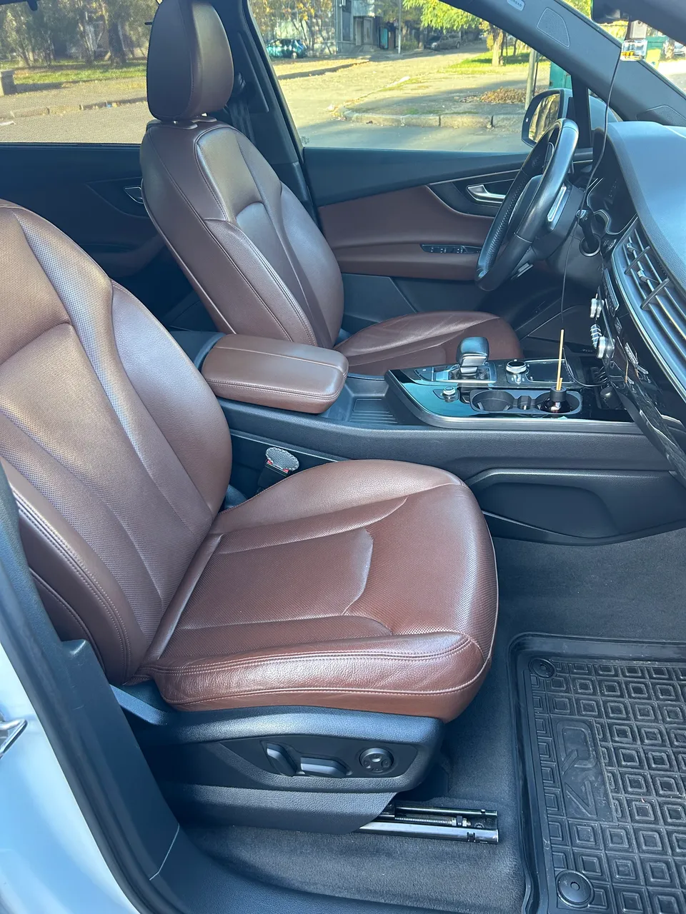 Audi Q7 - фото 10