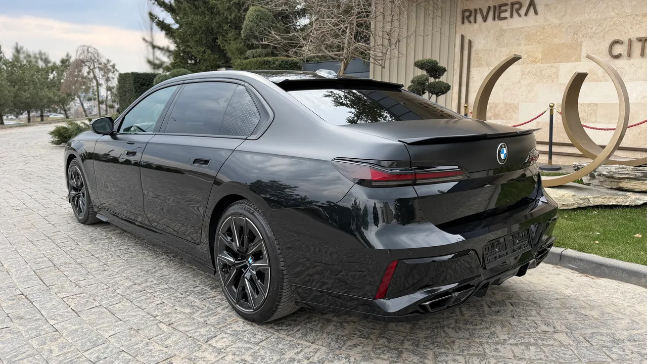 BMW 7 серії - фото 38