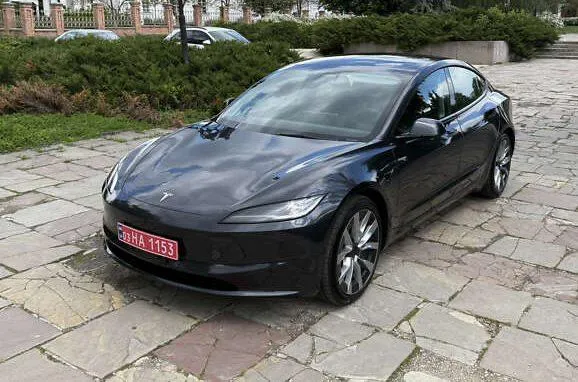 Tesla Model 3 - фото 1
