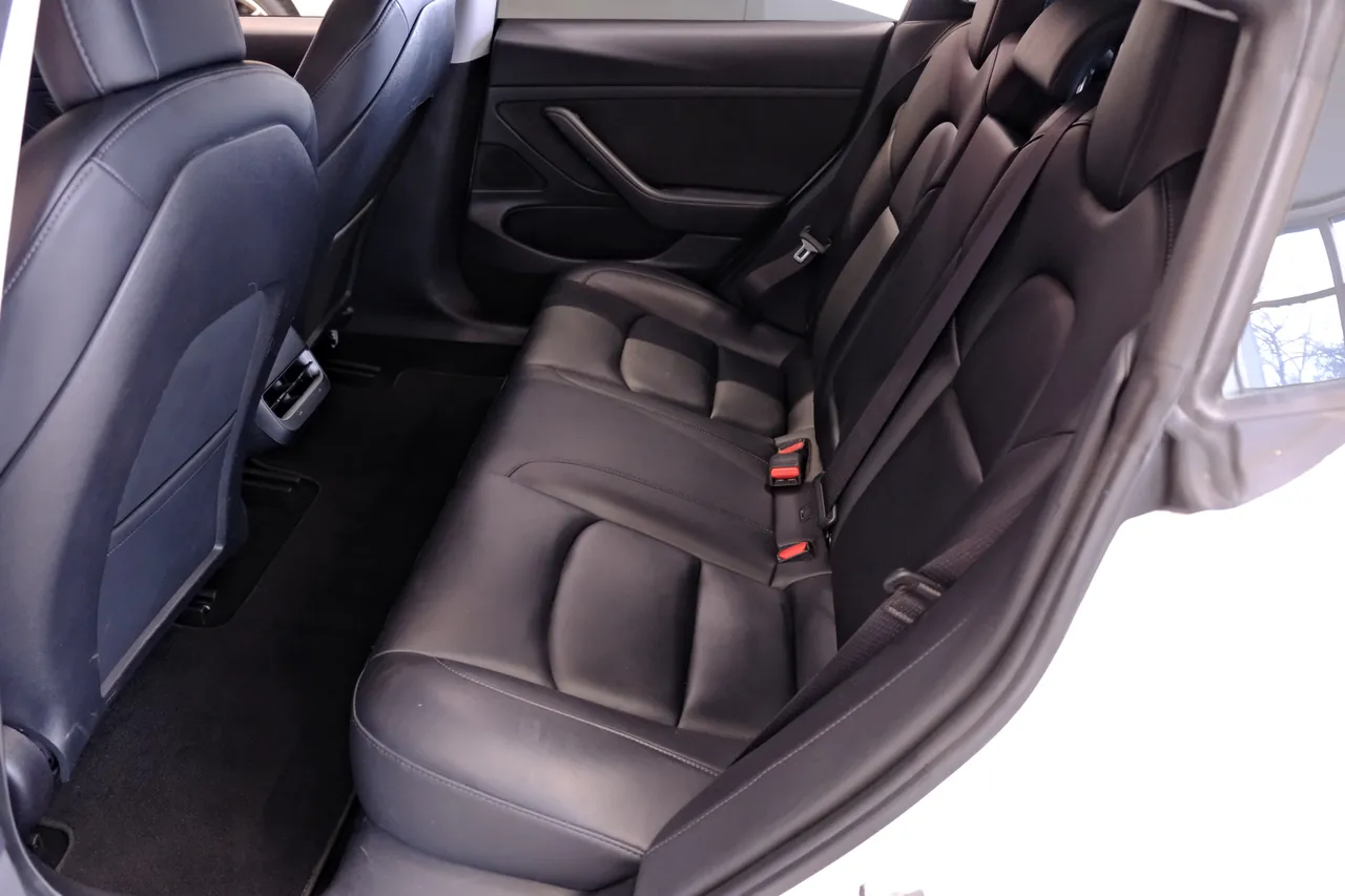 Tesla Model 3 - фото 8