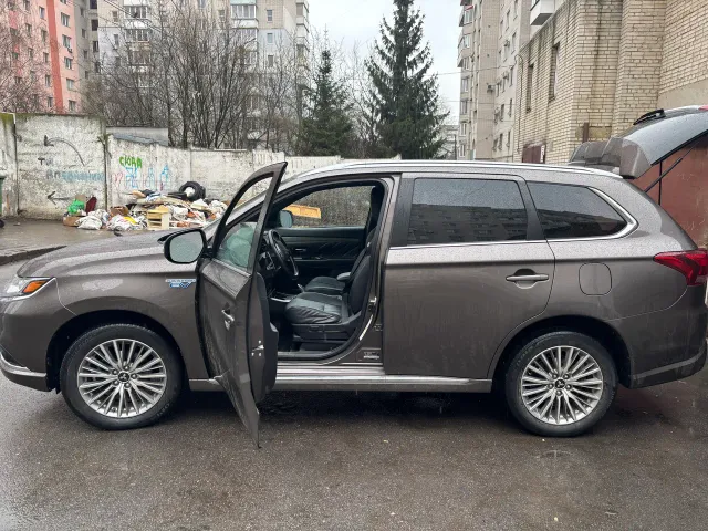 Mitsubishi Outlander - фото 2