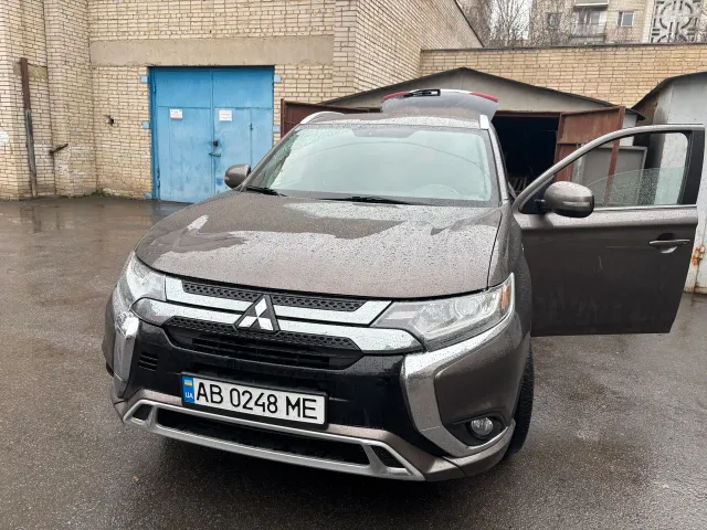Mitsubishi Outlander - фото 1