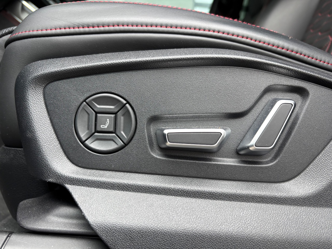 Audi RS Q8 - фото 3