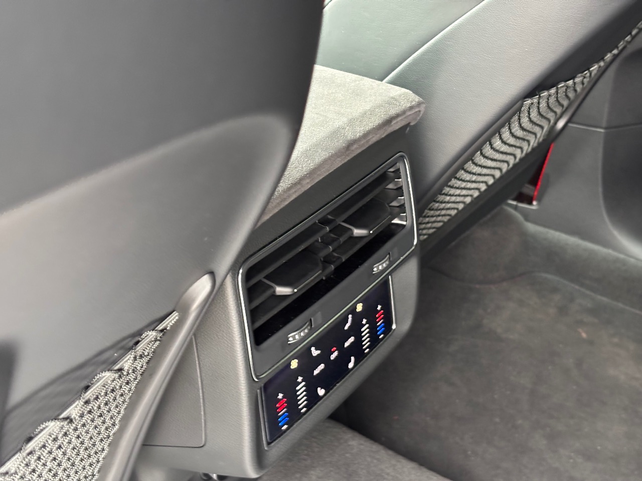 Audi RS Q8 - фото 10