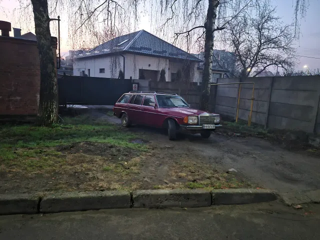 Mercedes-Benz W123 - фото 1